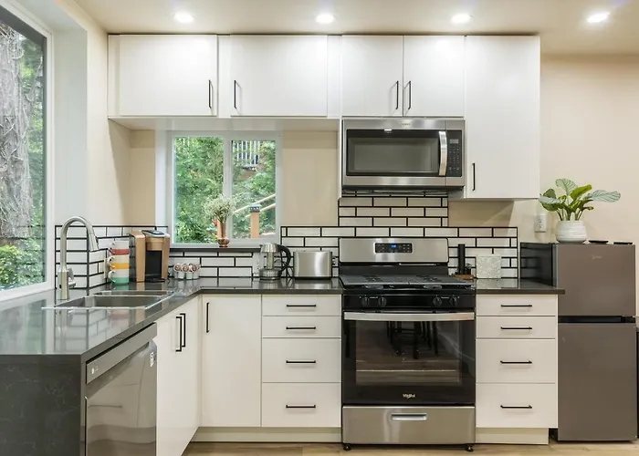 Beautiful Place With A Great Location, Free Parking, Wifi & Large Tv.