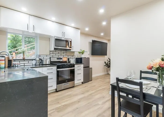 Beautiful Place With A Great Location, Free Parking, Wifi & Large Tv.