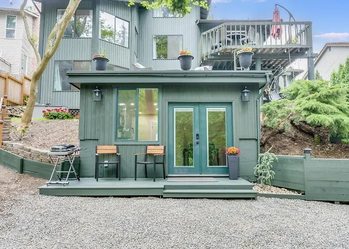 Beautiful Place With A Great Location, Free Parking, Wifi & Large Tv.