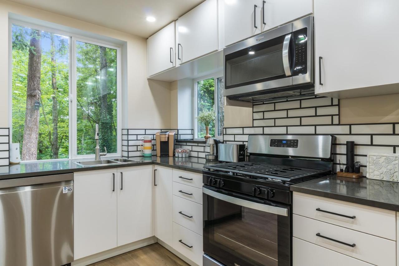 Apartment Beautiful Place With A Great Location, Free Parking, Wifi & Large Tv.